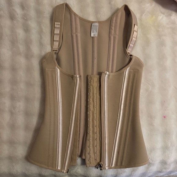 Accessories - Size Xs. Color beige. Are like new